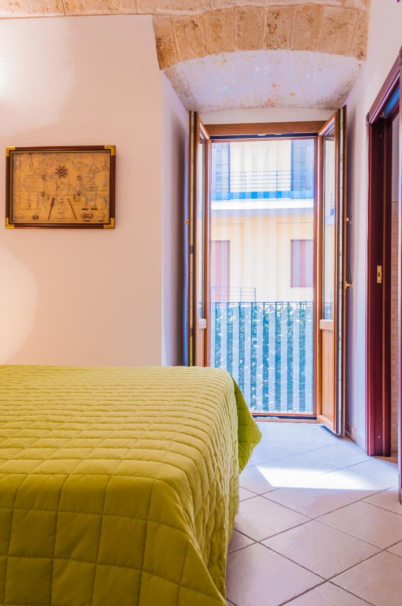 Melo Accommodations Бари Экстерьер фото
